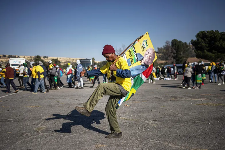 Zwolennik Afrykańskiego Kongresu Narodowego na ostatnim wiecu przed wyborami. Johannesburg, 25 maja 2024 r. / fot. MICHELE SPATARI/AFP/East News