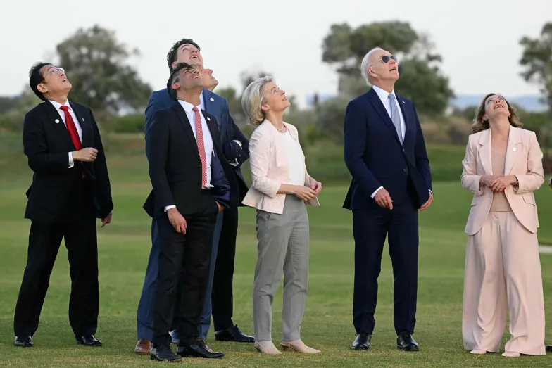 Giorgia Meloni (pierwsza z prawej) ogląda wraz uczestnikami szczytu G7 pokazy skoków spadochronowych. Stoją obok niej: Joe Biden, prezydent USA, Ursula von der Leyen, przewodnicząca Komisji Europejskiej, Rishi Sunak, premier Wielkiej Brytanii, Justin Trudeau, premier Kanady, Fumio Kishida, premier Japonii. Pole golfowe San Domenico w Savelletri (Apulia), 13 czerwca 2024 r. // Fot. Mandel Ngan / AFP / East News