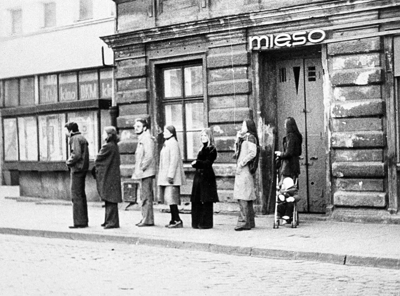 Kolejka wychodzących ze sklepu, 1976 r. // archiwum Akademii Ruchu Kolejka wychodzących ze sklepu, 1976 r. // archiwum Akademii Ruchu
