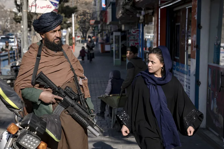 Talibowie po objeciu władzy drastycznie zaoostyrzyli prawo wobec kobiet. Kabul, 26 grudnia 2022 r. // Fot. Ebrahim Noroozi / AP / East News Talibowie po objeciu władzy drastycznie zaoostyrzyli prawo wobec kobiet. Kabul, 26 grudnia 2022 r. // Fot. Ebrahim Noroozi / AP / East News