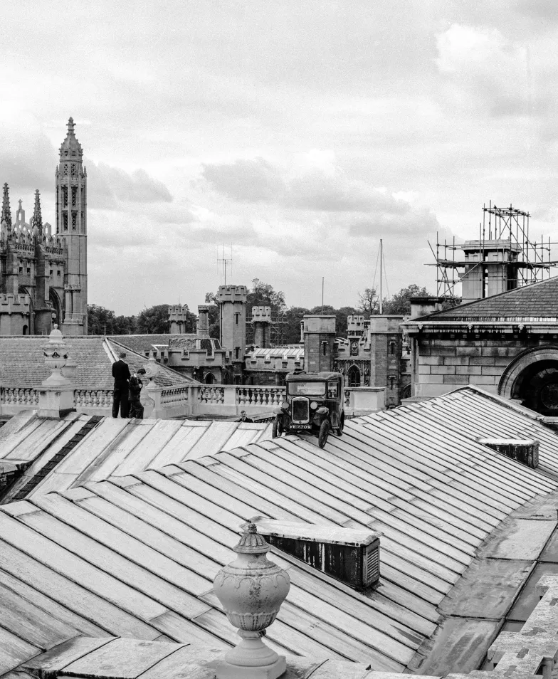 Urzędnicy wizytują dach budynku uniwersyteckiego, na którym studenci z grupy Night Climbers zainstalowali samochód Austin 7, Cambridge, czerwiec 1959 r. // Fot. John Bulmer / Popperfoto / Getty Images