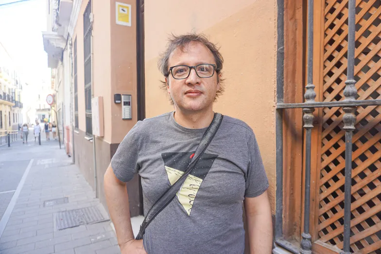 Alejandro, 47 lat, jest ilustratorem książek. Malaga, 28 czerwca 2024 r. // Fot. Agnieszka Zielińska