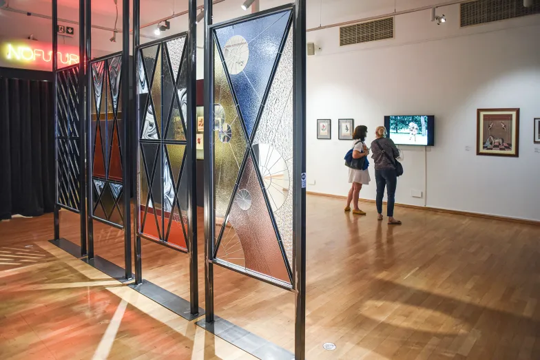 Darja Kolcowa, "I zamieniłbym ją z powrotem w poezję, gdybym tylko wiedział jak”. witraż, 2022 r. // Fot. Jacek Taran