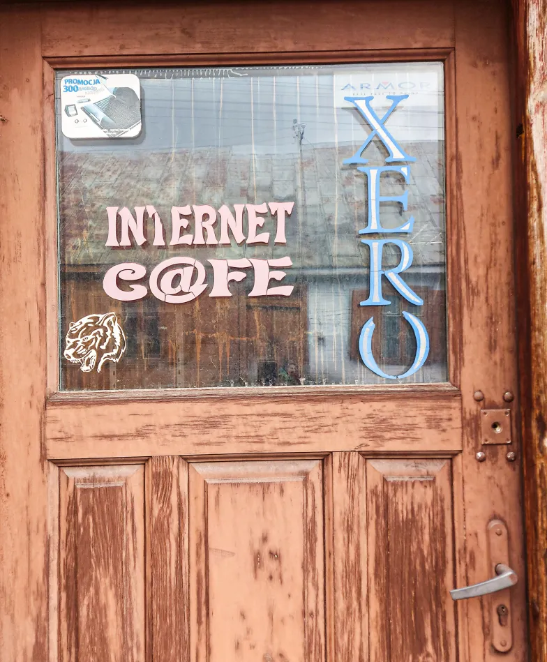 Amatorski internet znika jak litery w oknie tej kawiarenki. // Fot. Olga Drenda