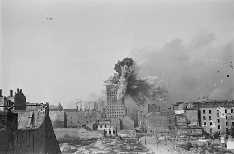 Wybuch pocisku uderzającego w gmach Towarzystwa Ubezpieczeń Prudential, 28 sierpnia 1944 r. // Fot. Sylwester „Kris” Braun / Muzeum Warszawy Wybuch pocisku uderzającego w gmach Towarzystwa Ubezpieczeń Prudential, 28 sierpnia 1944 r. // Fot. Sylwester „Kris” Braun / Muzeum Warszawy