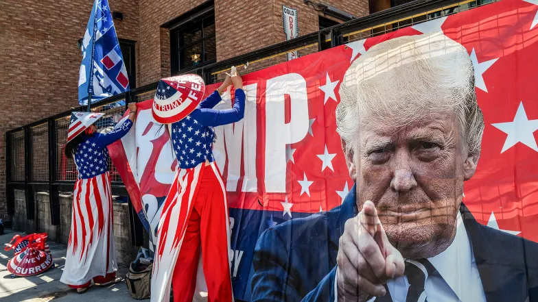 Zwolennicy Donalda Trumpa dekorują ulice przed Narodową Konwencją Republikanów. Milwaukee w stanie Wisconsin, 17 lipca 2024 r. // Fot. Spencer Platt / Getty Images