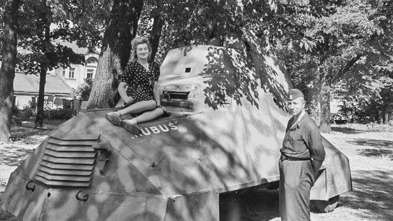 Berta Weissberger na samochodzie opancerzonym Kubuś w ogrodzie przy Konserwatorium Muzycznym na Okólniku, 17 sierpnia 1944 r. // Fot. Sylwester „Kris” Braun / Muzeum Warszawy Berta Weissberger na samochodzie opancerzonym Kubuś w ogrodzie przy Konserwatorium Muzycznym na Okólniku, 17 sierpnia 1944 r. // Fot. Sylwester „Kris” Braun / Muzeum Warszawy