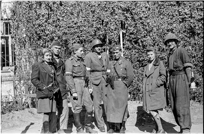 Grupa powstańców Batalionu „Ruczaj”, pierwsza od lewej Berta Weissberger, wrzesień 1944 r. // Fot. Sylwester „Kris” Braun / Muzeum Warszawy Grupa powstańców Batalionu „Ruczaj”, pierwsza od lewej Berta Weissberger, wrzesień 1944 r. // Fot. Sylwester „Kris” Braun / Muzeum Warszawy