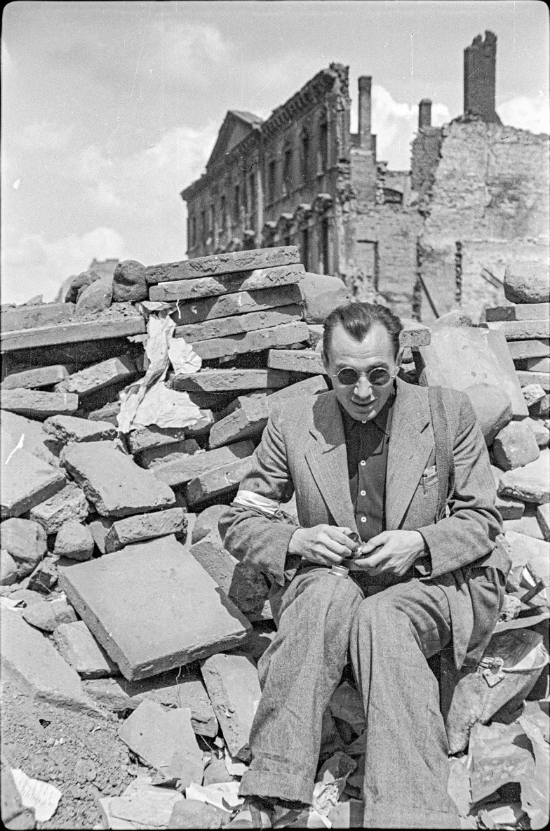 Portret fotoreportera Sylwestra Brauna ps. Kris na tle ruin. 14 sierpnia 1944 r. // Fot. Eugeniusz Haneman / Muzeum Warszawy Portret fotoreportera Sylwestra Brauna ps. Kris na tle ruin. 14 sierpnia 1944 r. // Fot. Eugeniusz Haneman / Muzeum Warszawy