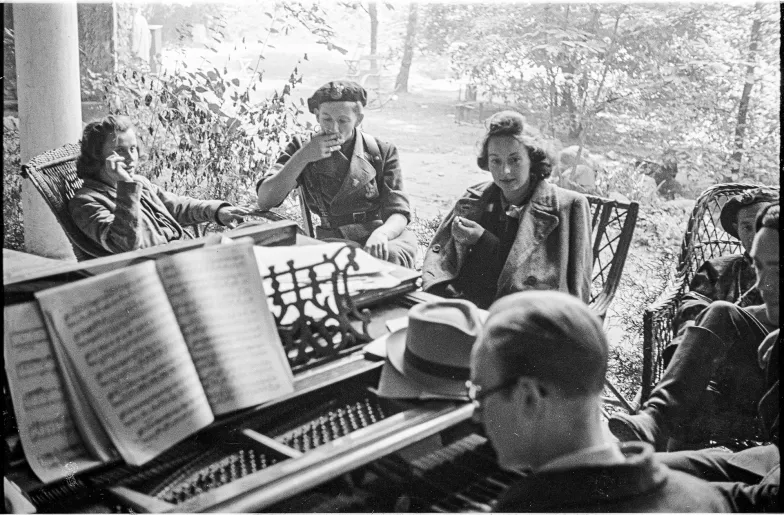Koncert Andrzeja Markowskiego w ogródku kawiarni "U aktorek". Sierpień 1944 r. // Fot. Sylwester „Kris” Braun / Muzeum Warszawy Koncert Andrzeja Markowskiego w ogródku kawiarni "U aktorek". Sierpień 1944 r. // Fot. Sylwester „Kris” Braun / Muzeum Warszawy