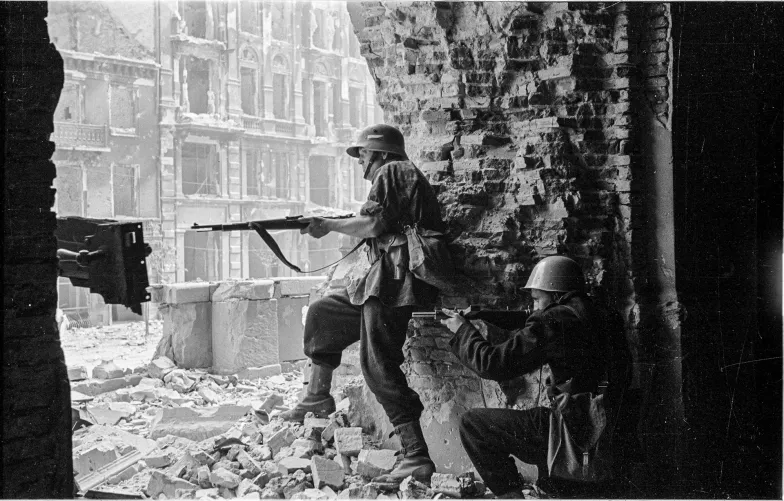 Powstańcy w wejściu do kościoła św. Krzyża, 23 sierpnia 1944 r. // Fot. Sylwester „Kris” Braun / Muzeum Warszawy Powstańcy w wejściu do kościoła św. Krzyża, 23 sierpnia 1944 r. // Fot. Sylwester „Kris” Braun / Muzeum Warszawy