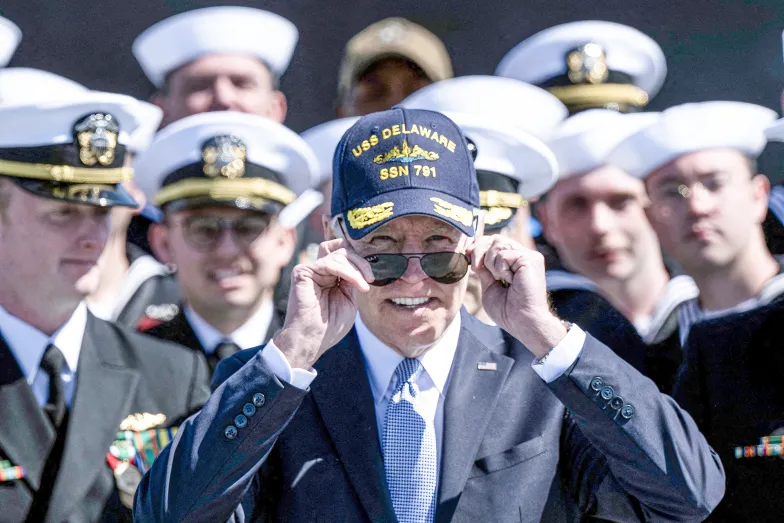 Joe Biden po ceremonii upamiętniającej oddanie do użytku okrętu podwodnego Virginia USS. Port Wilmington, USA, 2 kwietnia 2022 r. // Fot. Brendan Smialowski / AFP / East News Joe Biden po ceremonii upamiętniającej oddanie do użytku okrętu podwodnego Virginia USS. Port Wilmington, USA, 2 kwietnia 2022 r. // Fot. Brendan Smialowski / AFP / East News