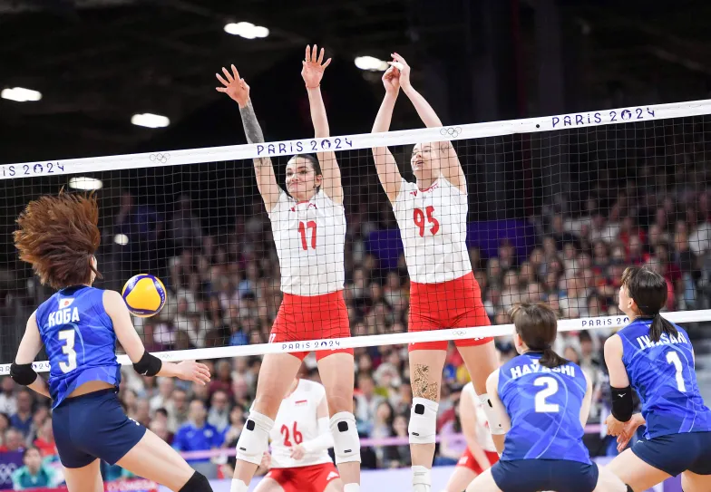 Mecz Polska-Japonia, za zdjęciu: Malwina Smarzek i Magdalena Jurczyk, 28 lipca 2024 r. // Fot. Łukasz Kalinowski/East News