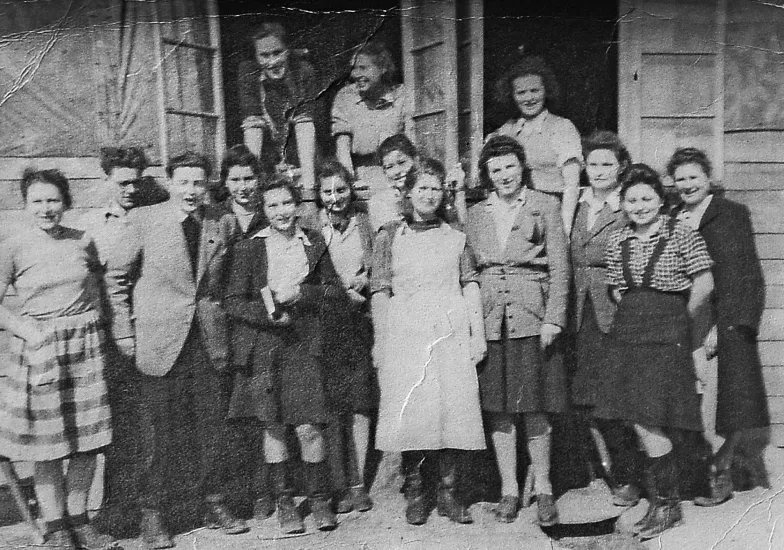 Uczestniczki powstania warszawskiego w obozie jenieckim w Zeithain koło Drezna 30 kwietnia 1945 r., na tydzień po zajęciu tych terenów przez Armię Czerwoną. Kasia Staryszak (później Kusocińska) stoi w pierwszym rzędzie z książką. Z lewej strony jej siostra Hanka, z tyłu za Kasią jej siostra Marysia. Obok Marysi ich przyjaciółka Basia Szemplińska. // Fot. archiwum rodzinne Uczestniczki powstania warszawskiego w obozie jenieckim w Zeithain koło Drezna 30 kwietnia 1945 r., na tydzień po zajęciu tych terenów przez Armię Czerwoną. Kasia Staryszak (później Kusocińska) stoi w pierwszym rzędzie z książką. Z lewej strony jej siostra Hanka, z tyłu za Kasią jej siostra Marysia. Obok Marysi ich przyjaciółka Basia Szemplińska. // Fot. archiwum rodzinne