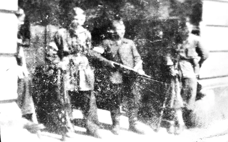 Jedyne zachowane zdjęcia Zbigniewa z powstania: zatarte i zblakłe, pokazuje kilku chłopców stojących w bramie kamienicy przy ul. Chmielnej 126 (kamienica stoi do dziś). Od lewej” Zbigniew (ps. „Justyn”, dalej „Saper” i „Miner” (nieznani z nazwiska). // Fot. archiwum rodzinne Jedyne zachowane zdjęcia Zbigniewa z powstania: zatarte i zblakłe, pokazuje kilku chłopców stojących w bramie kamienicy przy ul. Chmielnej 126 (kamienica stoi do dziś). Od lewej” Zbigniew (ps. „Justyn”, dalej „Saper” i „Miner” (nieznani z nazwiska). // Fot. archiwum rodzinne