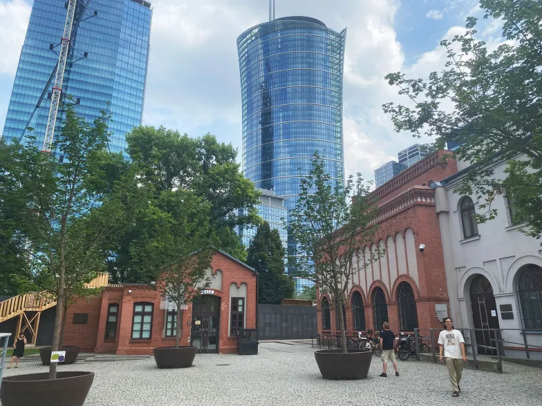 Widok na Muzeum Powstania Warszawskiego w budynkach dawnej Elektrowni Tramwajowej, w tle otaczające Muzeum nowe budownictwo. Lipiec 2024 r. // Fot. Patrycja Bukalska