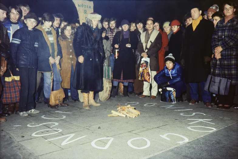 Jerzy Bereś, Manifestacja romantyczna, 18 XI 1981, Rynek Główny w Krakowie. // Fot. Z archiwum rodziny / Materiały prasowe Cricoteca Jerzy Bereś, Manifestacja romantyczna, 18 XI 1981, Rynek Główny w Krakowie. // Fot. Z archiwum rodziny / Materiały prasowe Cricoteca