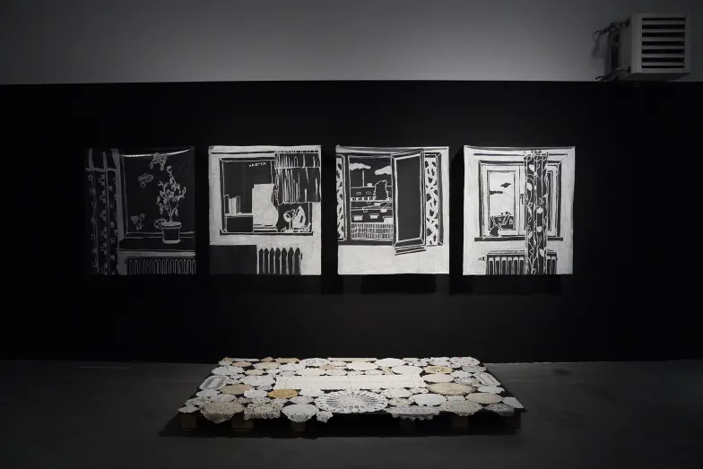„Women Artists in War”. Prace Viktorii Rozentsveih „Mój tymczasowy koc", 2024 i „Moje tymczasowe okna", 2024. // fot. Diana Kołczewska // Materiał prasowy Galeria Labirynt Lublin „Women Artists in War”. Prace Viktorii Rozentsveih „Mój tymczasowy koc", 2024 i „Moje tymczasowe okna", 2024. // fot. Diana Kołczewska // Materiał prasowy Galeria Labirynt Lublin