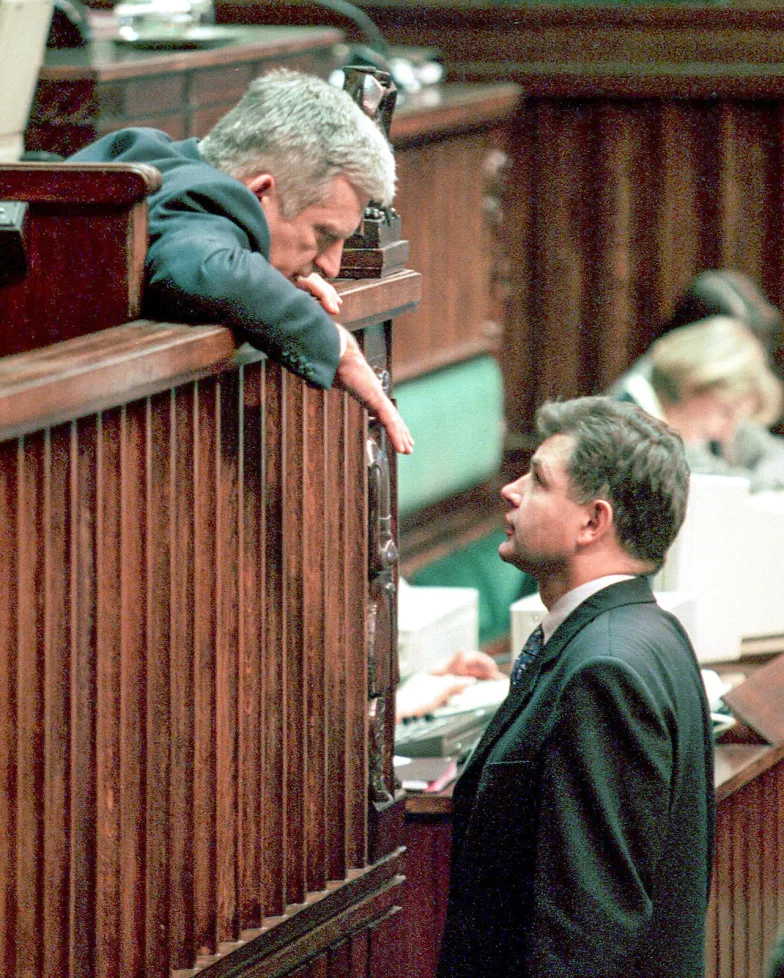 Jerzy Buzek i Marian Krzaklewski podczas posiedzenia Sejmu. Warszawa, 19 marca 1999 r. // Fot. Jacek Domiński / Reporter