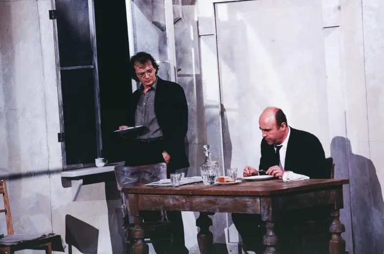 Thomas Bernhard jest pisarzem znanym w Polsce, nie tylko dzięki tłumaczeniom jego książek. Nie mniej ważne są spektakle Krystiana Lupy, które powstały na podstawie jego dzieł. Było ich wiele, ale szczególne znaczenie miało „Wymazywanie” w Teatrze Dramatycznym (2001), według ostatniej powieści Bernharda, uznawanej za jego testament. N/z. Piotr Skiba i Marcin Troński. Spektakl jest dostępny na ninateka.pl // Fot. Stanisław Okołowicz, Marcin Kopeć / Archiwum Teatru Dramatycznego im. Gustawa Holoubka Thomas Bernhard jest pisarzem znanym w Polsce, nie tylko dzięki tłumaczeniom jego książek. Nie mniej ważne są spektakle Krystiana Lupy, które powstały na podstawie jego dzieł. Było ich wiele, ale szczególne znaczenie miało „Wymazywanie” w Teatrze Dramatycznym (2001), według ostatniej powieści Bernharda, uznawanej za jego testament. N/z. Piotr Skiba i Marcin Troński. Spektakl jest dostępny na ninateka.pl // Fot. Stanisław Okołowicz, Marcin Kopeć / Archiwum Teatru Dramatycznego im. Gustawa Holoubka