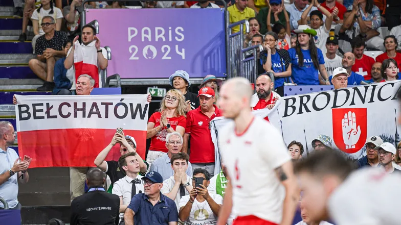 Polscy kibice siatkówki podczas meczu ćwierćfinałowego ze Słowenią. Paryż, 5 sierpnia 2024 r. // Fot. Adam Warżawa / PAP Polscy kibice siatkówki podczas meczu ćwierćfinałowego ze Słowenią. Paryż, 5 sierpnia 2024 r. // Fot. Adam Warżawa / PAP