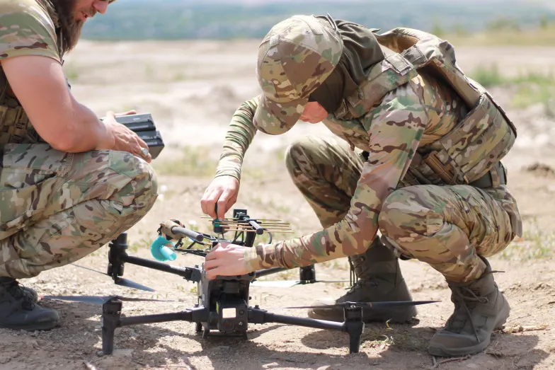Rajana z dronem zwiadowczym Matrice na poligonie w obwodzie donieckim, lipiec 2024 r. // Fot. Antonina Palarczyk Rajana z dronem zwiadowczym Matrice na poligonie w obwodzie donieckim, lipiec 2024 r. // Fot. Antonina Palarczyk