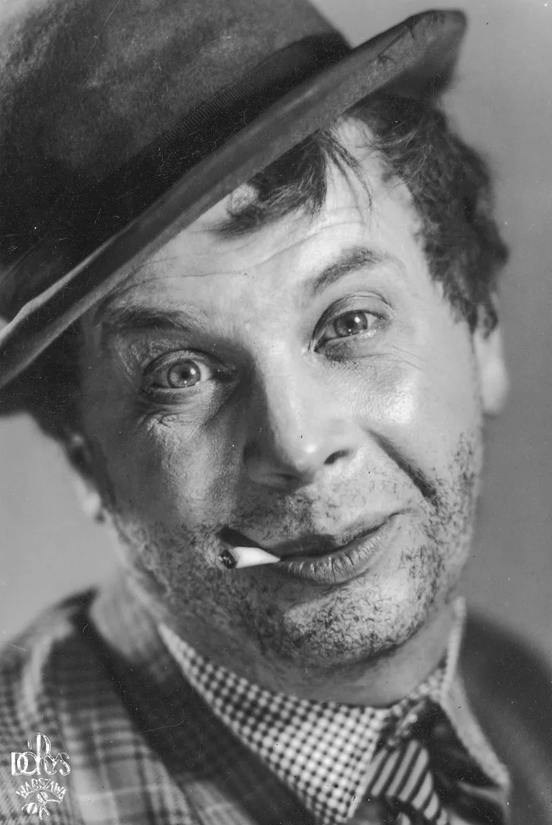 Stanisław Sielański w kostiumie do jednej ze scen operekowych, fotografia wykonana w Zakładzie Fotograficznym "Doris" w Warszawie, lipiec 1939 r. // Fot. Narodowe Archiwum Cyfrowe Stanisław Sielański w kostiumie do jednej ze scen operekowych, fotografia wykonana w Zakładzie Fotograficznym "Doris" w Warszawie, lipiec 1939 r. // Fot. Narodowe Archiwum Cyfrowe