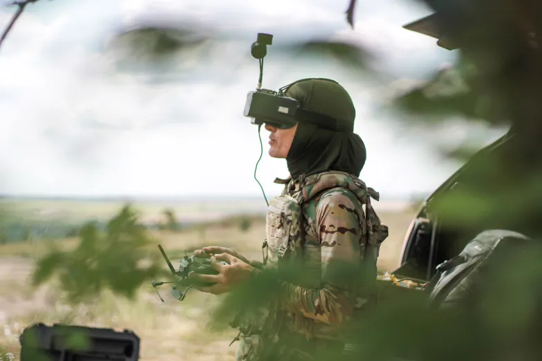 Rajana, operatorka drona FPV, na poligonie w obwodzie donieckim, lipiec 2024 r. // Fot. Antonina Palarczyk Rajana, operatorka drona FPV, na poligonie w obwodzie donieckim, lipiec 2024 r. // Fot. Antonina Palarczyk