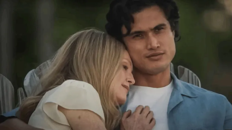 Julianne Moore jako Gracie Atherton-Yoo i Charles Melton jako Joe Yoo w filmie „Obsesja”, reż. Todd Haynes, 2023 r. // Materiały prasowe Julianne Moore jako Gracie Atherton-Yoo i Charles Melton jako Joe Yoo w filmie „Obsesja”, reż. Todd Haynes, 2023 r. // Materiały prasowe