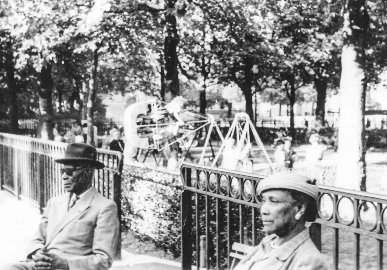 Auguste Boucolon i Jeanne Quidal, rodzice Maryse Condé, Ogród Luksemburski, Paryż, lata 60. XX w. // Archiwum rodziny Maryse Condé
