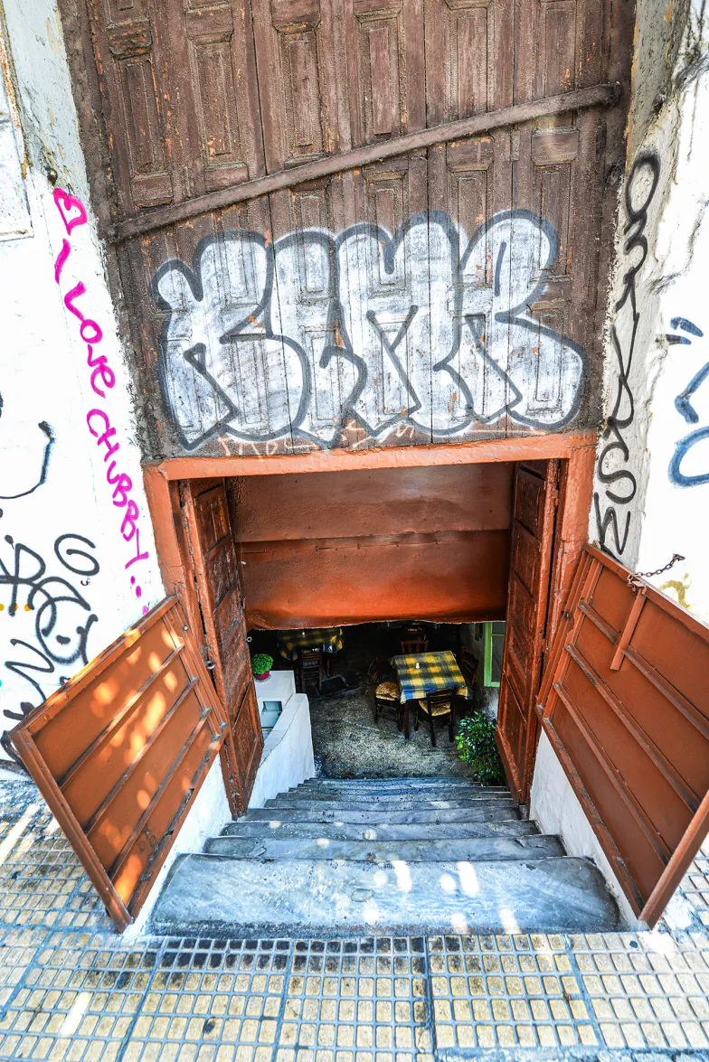 Wejście do Diporto. Ateny, 13 lipca 2017 r. // Fot. Boaz Rottem / Alamy / B&EW