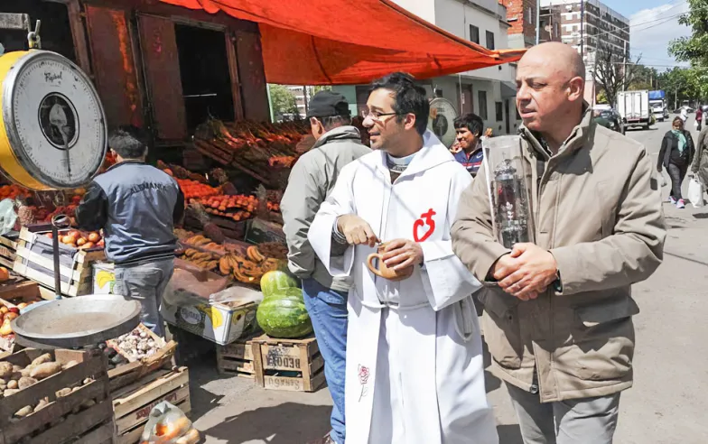 Ks. Sebastian Risso i były ksiądz Pablo podczas procesji z relikwiami na targu w jednej z faweli Buenos Aires, październik 2016 r. // Fot. Zuzanna Radzik
