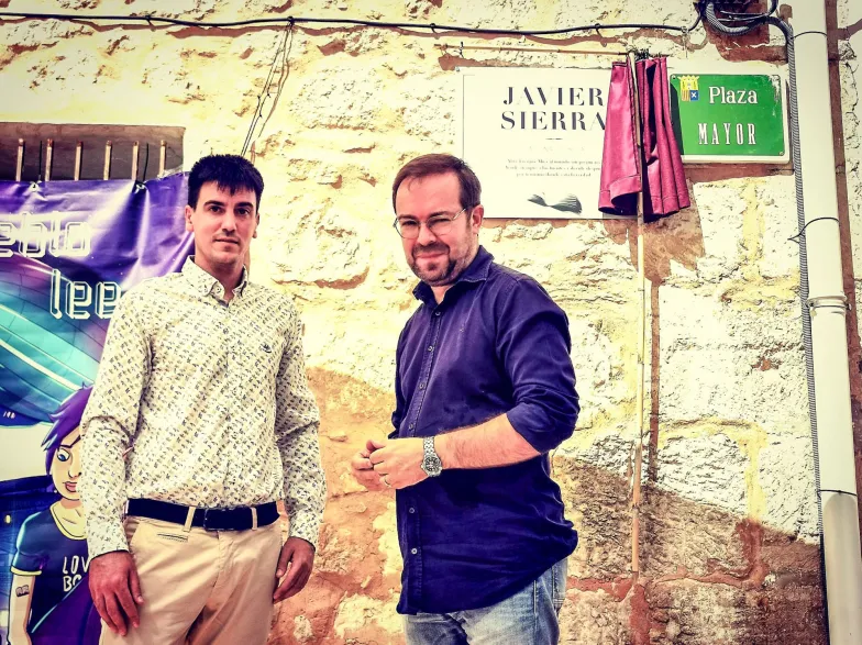 Burmistrz Raúl Arana Calomarde (z lewej) i pisarz Javier Sierra w Libros, sierpień 2024 r. // Fot. Agnieszka Zielińska Burmistrz Raúl Arana Calomarde (z lewej) i pisarz Javier Sierra w Libros, sierpień 2024 r. // Fot. Agnieszka Zielińska