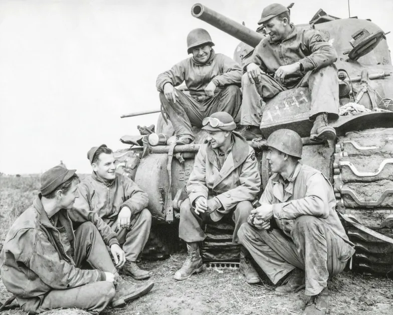 Ernie Pyle (w środku, w goglach na czapce) z załogą czołgu na plaży w polbliżu Anzio (Włochy), marzec 1944 r. // Fot. BSLOC / East News