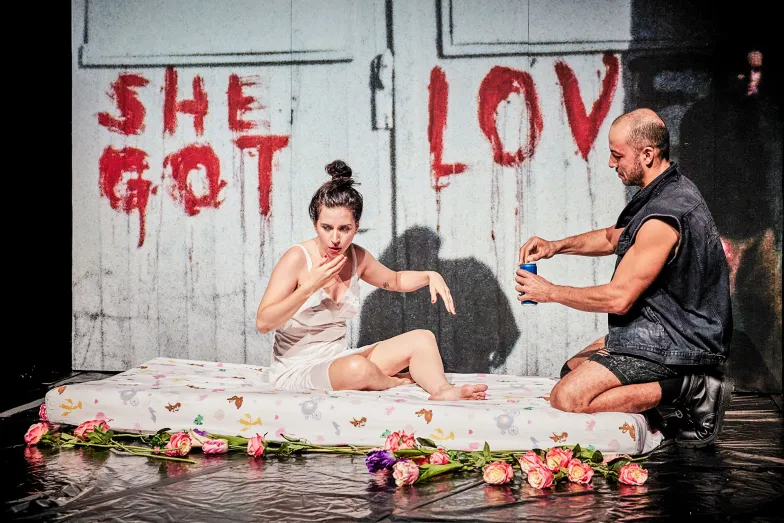 Carolina Bianchi i José Artur w spektaklu „Trilogia Cadela Força – Capitulo I" (reż. Carolina Bianchi), wystawianym w ramach Międzynarodowego Festiwalu Nowa Europa w Nowym Teatrze w Warszawie, 18–19 października 2024 r. // Fot. Raynaud de Lage / Materiały prasowe Carolina Bianchi i José Artur w spektaklu „Trilogia Cadela Força – Capitulo I" (reż. Carolina Bianchi), wystawianym w ramach Międzynarodowego Festiwalu Nowa Europa w Nowym Teatrze w Warszawie, 18–19 października 2024 r. // Fot. Raynaud de Lage / Materiały prasowe