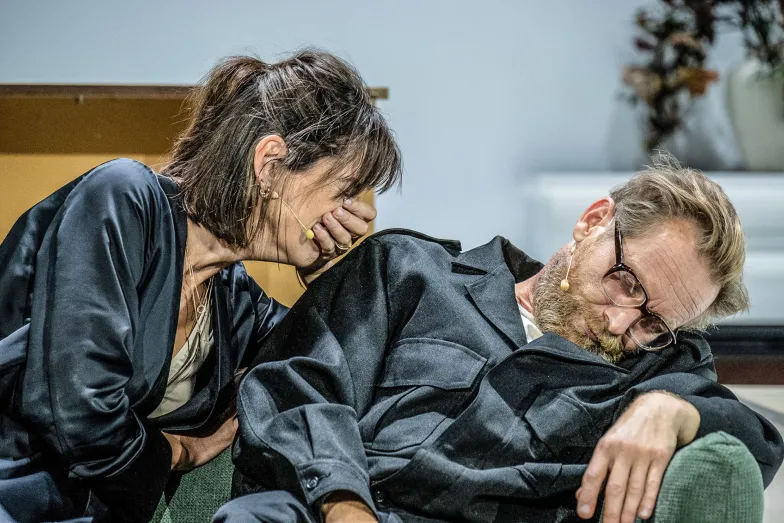 „Przemiana” wg Franza Kafki, reż. Michał Kmiecik, Wrocławski Teatr Współczesny // Fot. Filip Wierzbicki / Materiały prasowe „Przemiana” wg Franza Kafki, reż. Michał Kmiecik, Wrocławski Teatr Współczesny // Fot. Filip Wierzbicki / Materiały prasowe