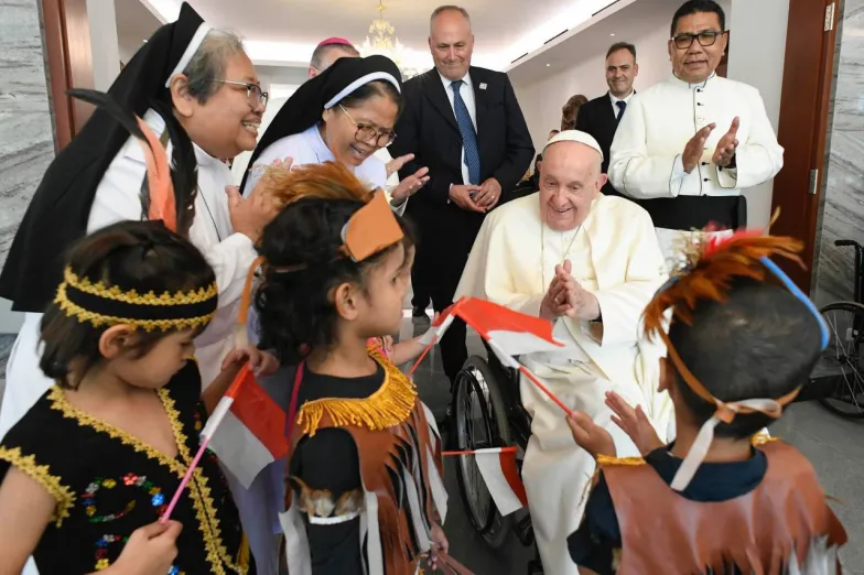Powitanie papieża Franciszka w nuncjaturze przez dzieci z sierocińca sióstr dominikanek oraz uchodźców i bezdomnych, podopiecznych Wspólnoty Sant'Egidio, Dżakarta, 3 września 2024 r. // Fot. Vatican Media Powitanie papieża Franciszka w nuncjaturze przez dzieci z sierocińca sióstr dominikanek oraz uchodźców i bezdomnych, podopiecznych Wspólnoty Sant'Egidio, Dżakarta, 3 września 2024 r. // Fot. Vatican Media