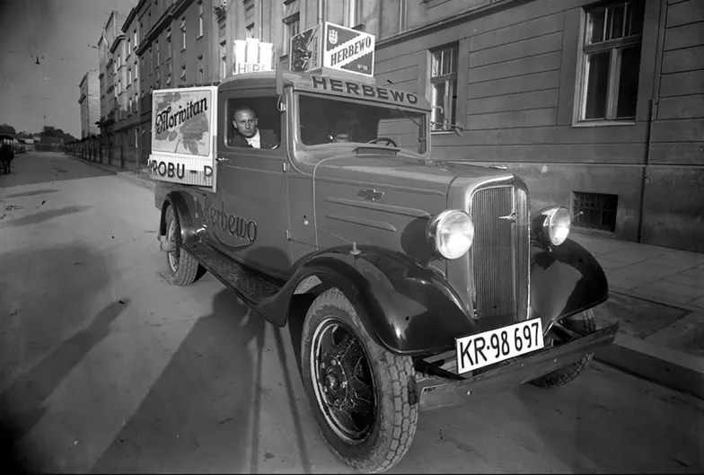 Samochód reklamowy Herbewo. Kraków, 1936 r. // NAC
