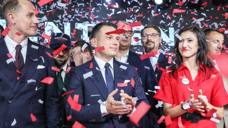 Sławomir Mentzen (w środku) na konwencji prezentującej go jako kandydata Konfederacji w przyszłorocznych wyborach na Prezydenta RP. Warszawa, sierpień 2024 r. // Fot. Wojciech Olkuśnik / East News Sławomir Mentzen (w środku) na konwencji prezentującej go jako kandydata Konfederacji w przyszłorocznych wyborach na Prezydenta RP. Warszawa, sierpień 2024 r. // Fot. Wojciech Olkuśnik / East News