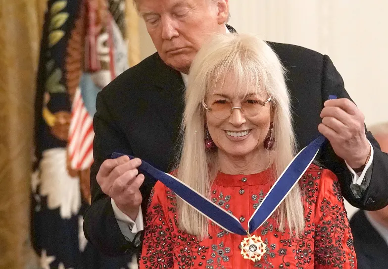 Donald Trump wręcza Prezydencki Medal Wolności Miriam Adelson, która hojnie wspierała jego kampanię. Waszyngton, 16 listopada 2018 r. // Fot. Alex Wong / Getty Images