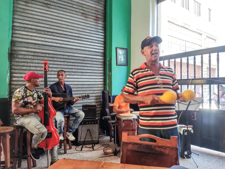 Zespół muzyczny w restauracji rządowej z regulowanymi cenami, serwującej codziennie tylko jedno danie, w zależności od bieżącej dostawy żywności, listopad 2022 r. // Fot. Rubén Rosas Zespół muzyczny w restauracji rządowej z regulowanymi cenami, serwującej codziennie tylko jedno danie, w zależności od bieżącej dostawy żywności, listopad 2022 r. // Fot. Rubén Rosas