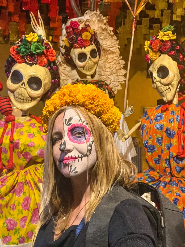 Autorka na tle dekoracji świątecznych w Oaxaca de Juárez, listopad 2023 r. // Fot. Honorata Zapaśnik