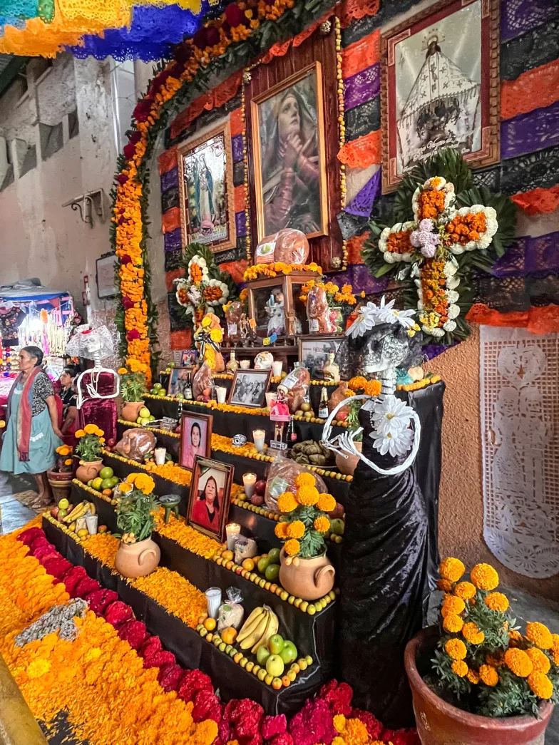 Ołtarz zmarłych w Oaxaca de Juárez, listopad 2023 r. // Fot. Honorata Zapaśnik