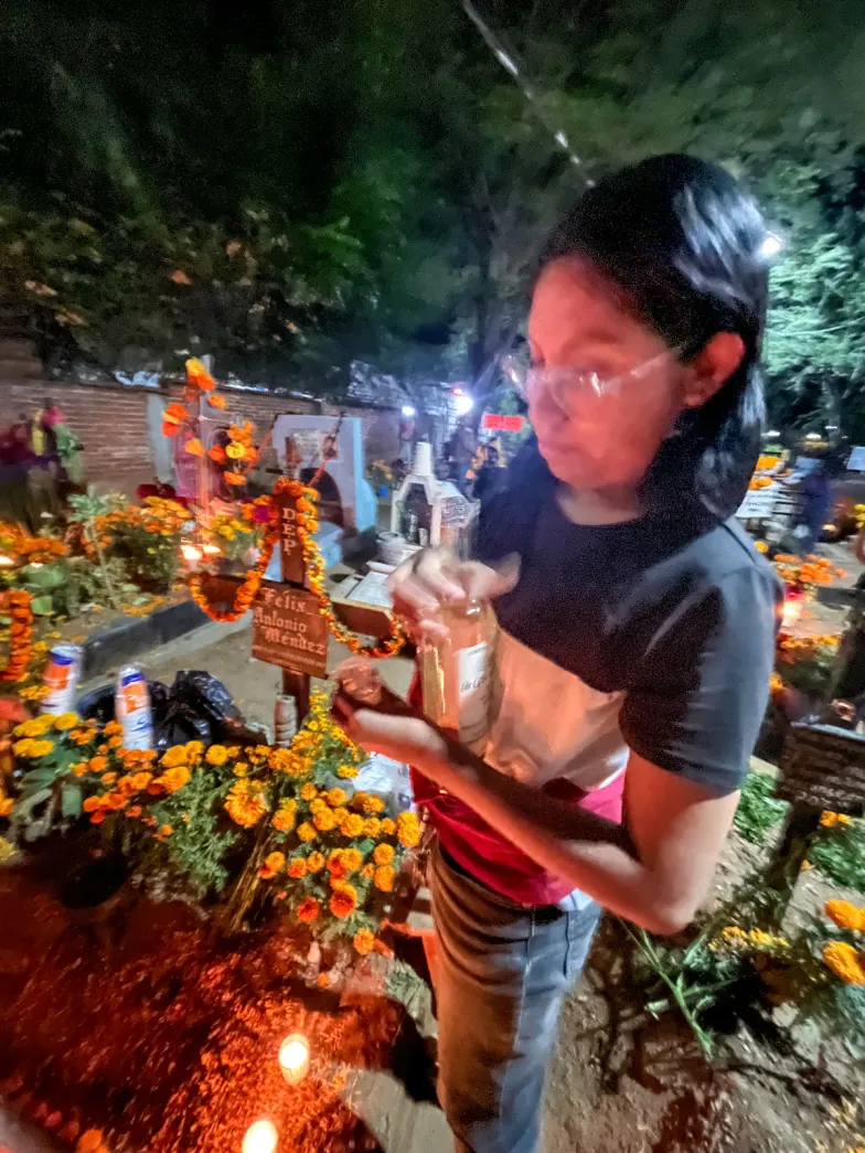 Poczęstunek mezcalem na cmentarzu w Oaxaca de Juárez, listopad 2023 r. // Fot. Honorata Zapaśnik