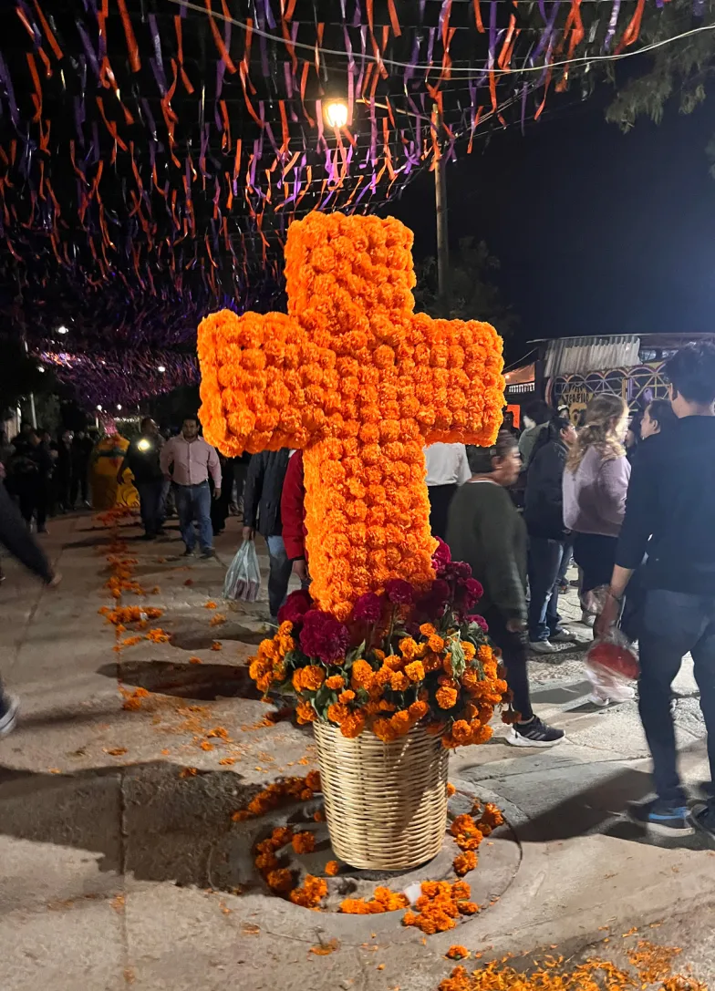 Krzyż z pomarańczowych nagietków, Oaxaca de Juárez, listopad 2023 r. // Fot. Honorata Zapaśnik