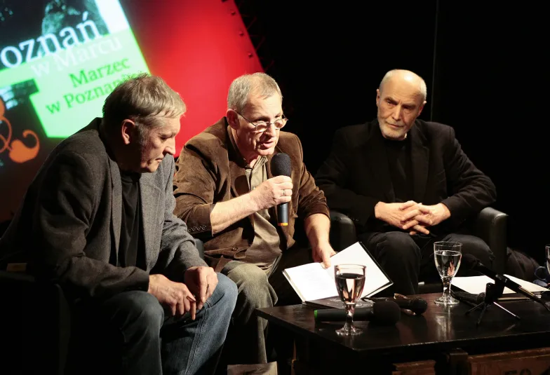 Leszek Szaruga (w środku) Bohdan Zadura i Ryszard Krynicki na spotkaniu literackim w Teatrze Ósmego Dnia. Poznań, 12 marca 2008 r. // Fot. Andrzej Mończak / Agencja Wyborcza.pl Leszek Szaruga (w środku) Bohdan Zadura i Ryszard Krynicki na spotkaniu literackim w Teatrze Ósmego Dnia. Poznań, 12 marca 2008 r. // Fot. Andrzej Mończak / Agencja Wyborcza.pl