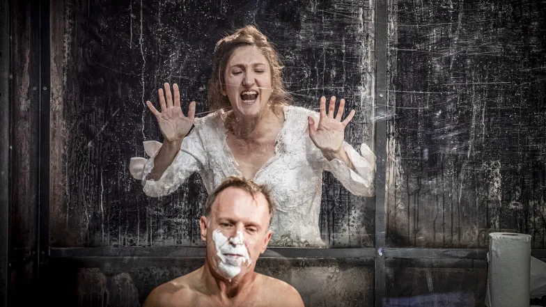 Scena ze spektaklu „Przełamując fale”, reż. Ewa Platt. Teatr Powszechny w Warszawie, 16 października 2024 r. // Fot. Magda Hueckel / Materiały prasowe Teatru Powszechnego