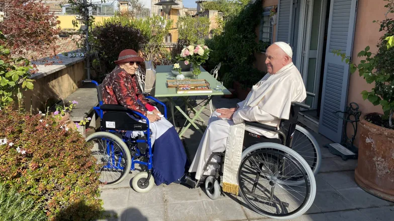 Papież Franciszek z wizytą u Emmy Bonino, Rzym, 5 listopada 2024 r. // Fot. @emmabonino / X Papież Franciszek z wizytą u Emmy Bonino, Rzym, 5 listopada 2024 r. // Fot. @emmabonino / X