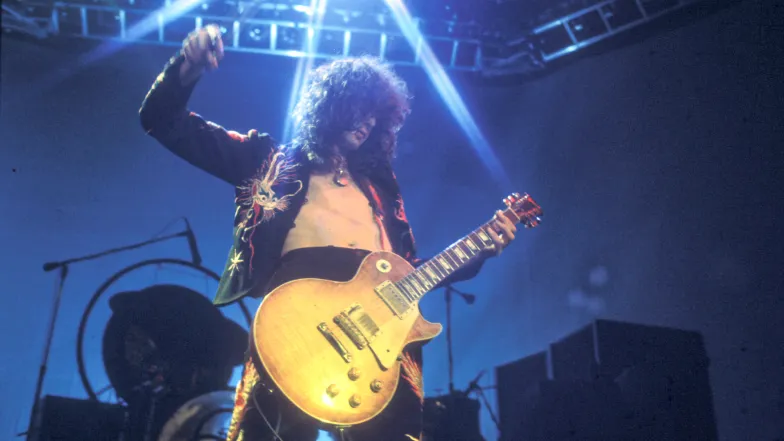 Gitarzysta Led Zeppelin Jimmy Page z gitarą Gibson Les Paul. Londyn, maj 1975 r. // Fot. Watal Asanuma / Getty Images