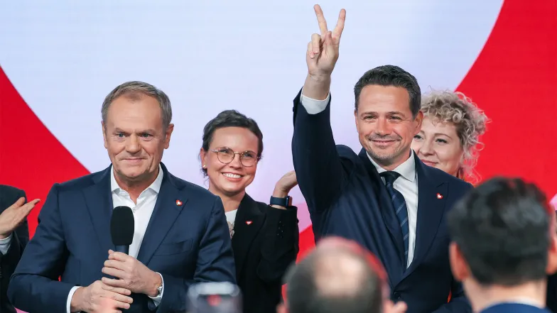 Premier Donald Tusk i Rafał Trzaskowski podczas Rady Krajowej Platformy Obywatelskiej. Warszawa, 23 listopada 2024 r. // Fot. Paweł Supernak / PAP